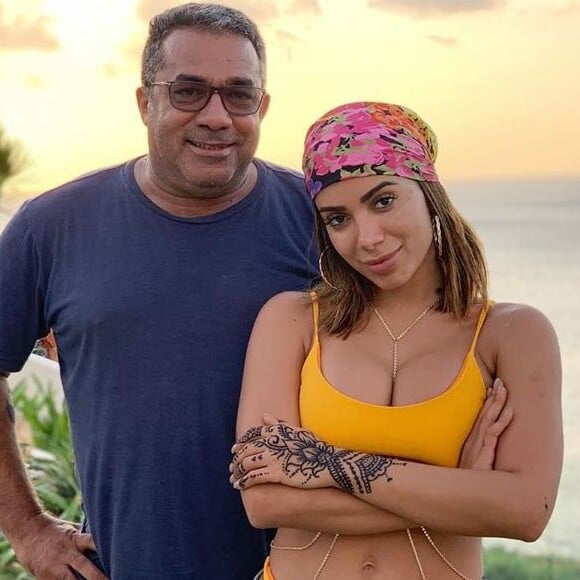 Anitta está namorando? Pai de cantora fala sobre vida amorosa da cantora na web ao responder internauta nesta quarta-feira, dia 23 de outubro de 2019