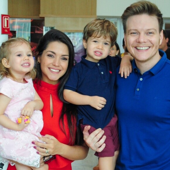 Thais Fersoza viajou com o marido, Michel Teló, para comemorar cinco anos de casamento: 'Dois filhos e um amor, admiração que só aumentam'