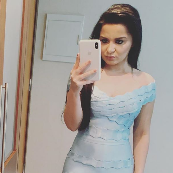 A cantora Maraisa apareceu com vestido justo em foto postada nesta quinta-feira, dia 24 de outubro de 2019