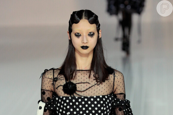 Maquiagem para Halloween: batom e sombra preta foram combinados para um visual com inspiração gótica e punk
