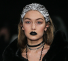 Maquiagem de Halloween: batom preto foi combinado a olhos esfumados em tons terrosos na make de Gigi Hadid