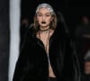 Maquiagem de Halloween: o visual de Gigi Hadid tem olhos esfumados, batom preto e cabelo 'descolorido'