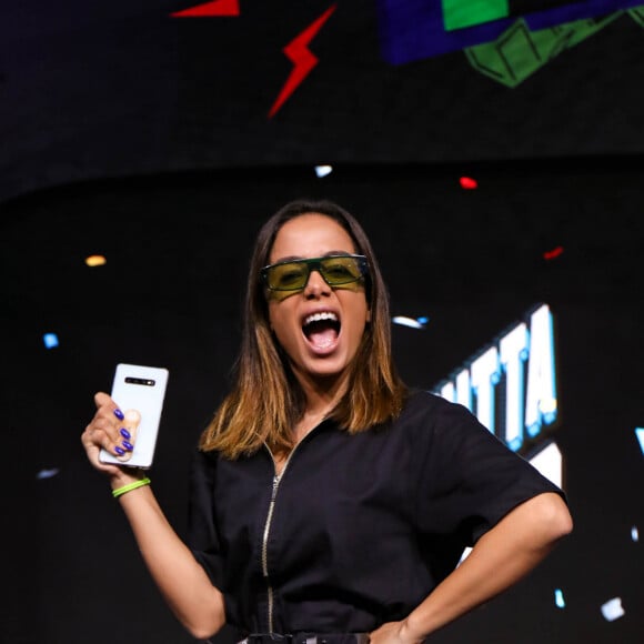 Alinne Rosa pede beijo a Anitta durante show na Micareta Salvador nesta sexta-feira, dia 25 de outubro de 2019