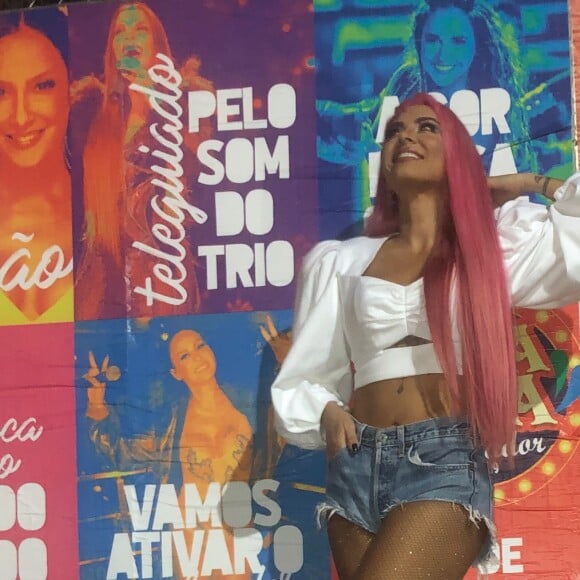 Selinho de Anitta e Alinne Rosa agita público durante show na Micareta Salvador nesta sexta-feira, dia 25 de outubro de 2019