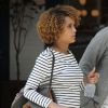 Taís Araújo exibe a barriga de grávida durante passeio no shopping