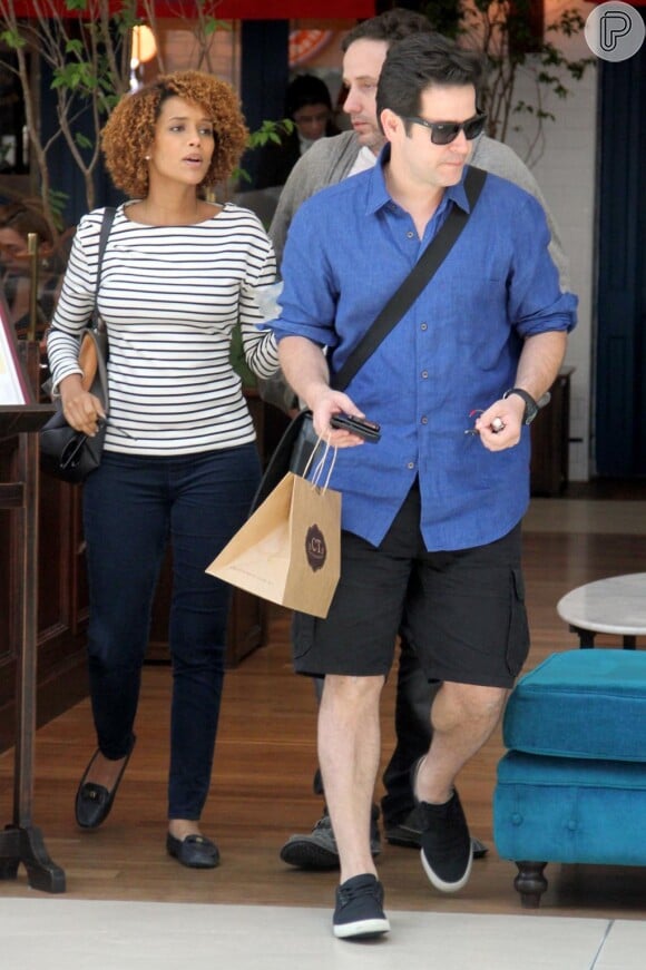 Taís Aráujo, em passeio com Murilo Benício, seu colega em 'Geração Brasil': escolha foi por calça jeans e mocassim, além da bolsa favorita da atriz