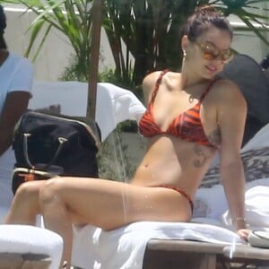 Isis Valverde só curtiu o sol quando Rael foi para a piscina com o papai, André Resende