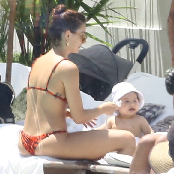 Isis Valverde trocou a roupinha de Rael