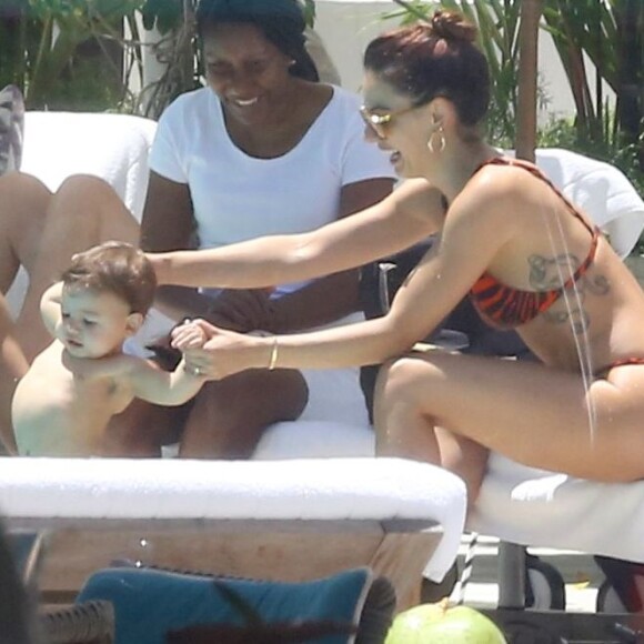 Isis Valverde, o filho, Rael, e o marido, André Resende, se divertiram juntos na piscina do Hotel Copacabana Palace, no Rio, neste domingo, 27 de outubro de 2019