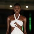  Maiô branco: modelo com recortes e assimetria é perfeito para quem gosta de um visual fashionista para a grife Amir Slama para a moda praia verão 2020 