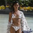 Moda praia verão 2020: biquíni branco com estrelas azuis foi um dos modelos desfilados pela Empress para a 1ª edição do Fashion Resort