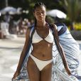 Moda praia verão 2020: a marca Blue Man apostou em modelo branco com detalhes em tom neutro para o desfile no Fashion Resort