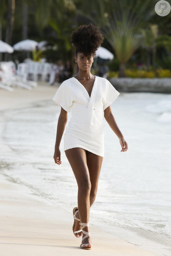 Moda praia verão 2020: vestido branco curtinho é opção de saída de praia da Hype Beachwear para o Fashion Resort