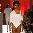 Camisa branca e maiô: a combinação das duas peças é queridinha entre as fashionistas para a moda praia verão 2020