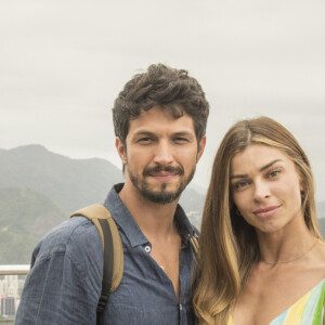Marcos (Romulo Estrela) pede Paloma (Grazi Massafera) em namoro na novela 'Bom Sucesso'