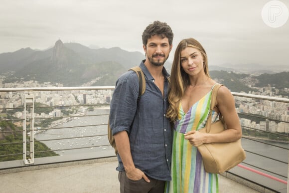 Marcos (Romulo Estrela) pede Paloma (Grazi Massafera) em namoro na novela 'Bom Sucesso'
