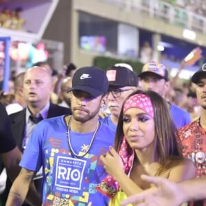 Anitta e Neymar foram flagrados aos beijos em camarote na Sapucaí no Carnaval 2019