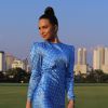 O vestido longo azul de poá usado por Flávia Pavanelli no noivado de Mari Saad é da estilista Alessandra Rich