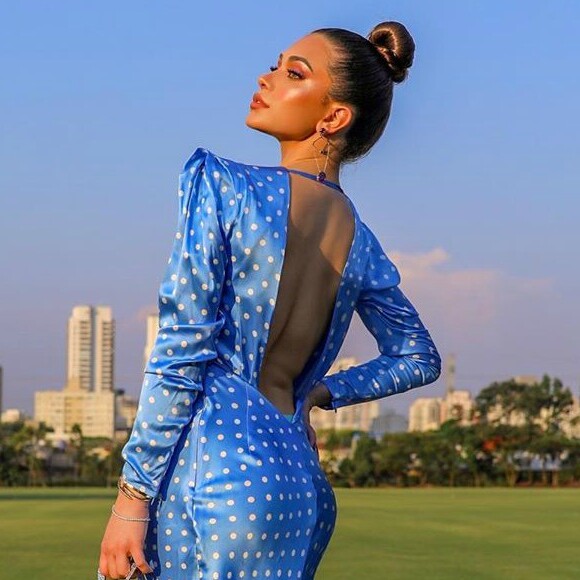O vestido azul de Flávia Pavanelli no noivado de Mari Saad é o look de festa que vai te inspirar no verão!