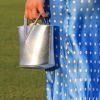 Flávia Pavanelli combinou uma minibag metalizada em tom de prata para combinar com o vestido azul de poá