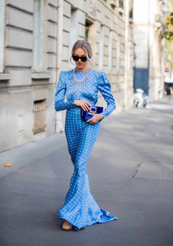 O vestido azul usado por Flávia Pavanelli no casamento de Mari Saad é da estilista Alessandra Rich e é queridinho entre as fashionistas gringas