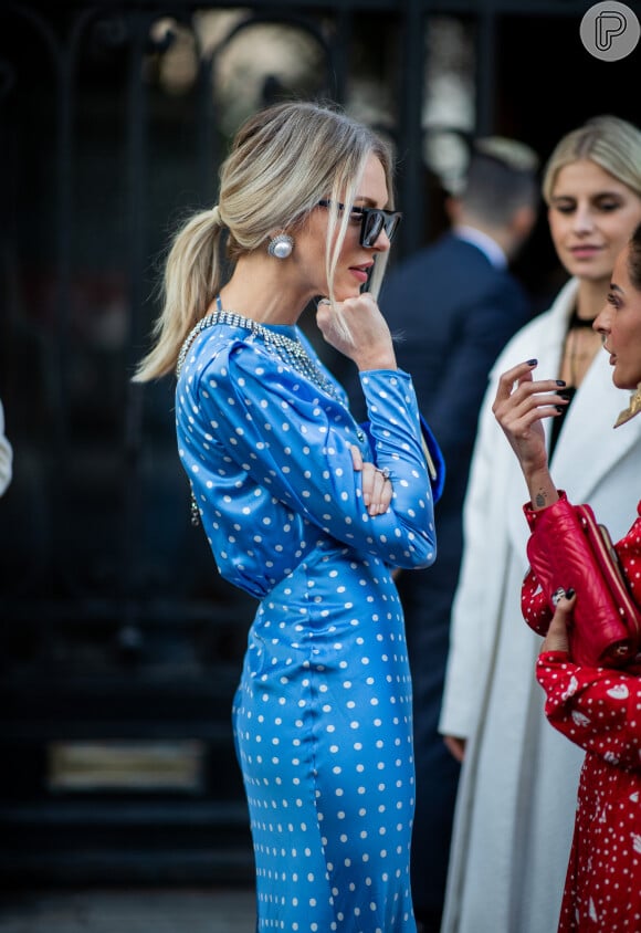 O vestido azul usado por Flávia Pavanelli foi visto pelos arredores das semanas de moda internacionais. A peça é da estilista Alessandra Rich