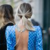 Fashionistas gringas também já apostaram no vestido azul de poá e decote nas costas da coleção de outono/inverno 2019 de Alessandra Rich