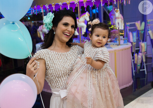 Aline Barros e a filha, Maria Catherine, na festa de um ano da menina. Os vestidos, idênticos, foram feitos exclusivamente pela grife da cantora gospel, 'Minha Maria'