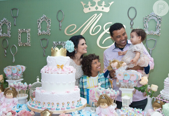 A família reunida em frente ao bolo: Aline Barros com o marido, Gilmar Santos, a filha Maria Catherine e o filho Nicolas