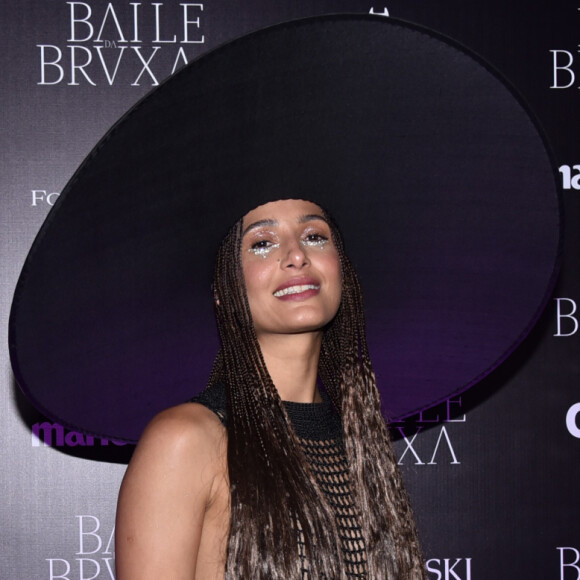 Camila Pitanga apostou em look rendado e cabelo trançado para o Baile da Bruxa: 'Cinco horas para trançar'