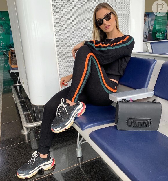Mulher de Gusttavo Lima, Andressa Suita usa bota over the knee para show do marido nesta quinta-feira, dia 31 de outubro de 2019