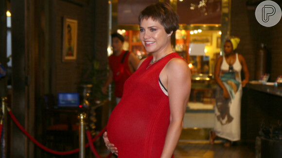 Letícia Colin exibe barrigão de gravidez em evento com famosos