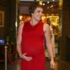 Letícia Colin exibe barrigão de sete meses a bordo de vestido justo vermelho em evento