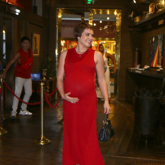 Letícia Colin exibe barrigão de sete meses a bordo de vestido justo vermelho em evento