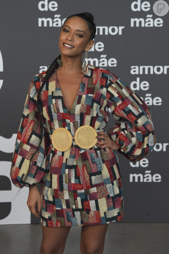 Moda das famosas da novela 'Amor de Mãe': Taís Araújo usa vestido colorido com shape estilo patchwork