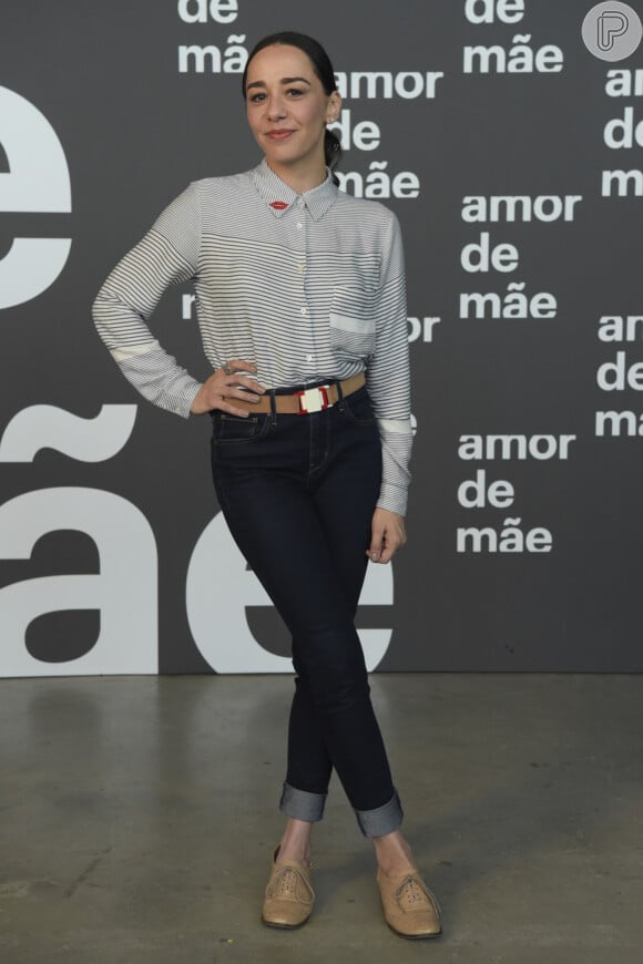 Moda das famosas na festa da novela 'Amor de Mãe': Clarissa Kiste apostou na blusa de botão com jeans