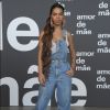 Macacão jeans e scarpin cor-de-rosa neon foi a aposta da atriz Maria na festa da novela 'Amor de Mãe'
