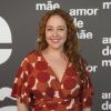 Moda das famosas na festa da novela 'Amor de Mãe': look de Debora Lamm com estampa de poás, trend da temporada