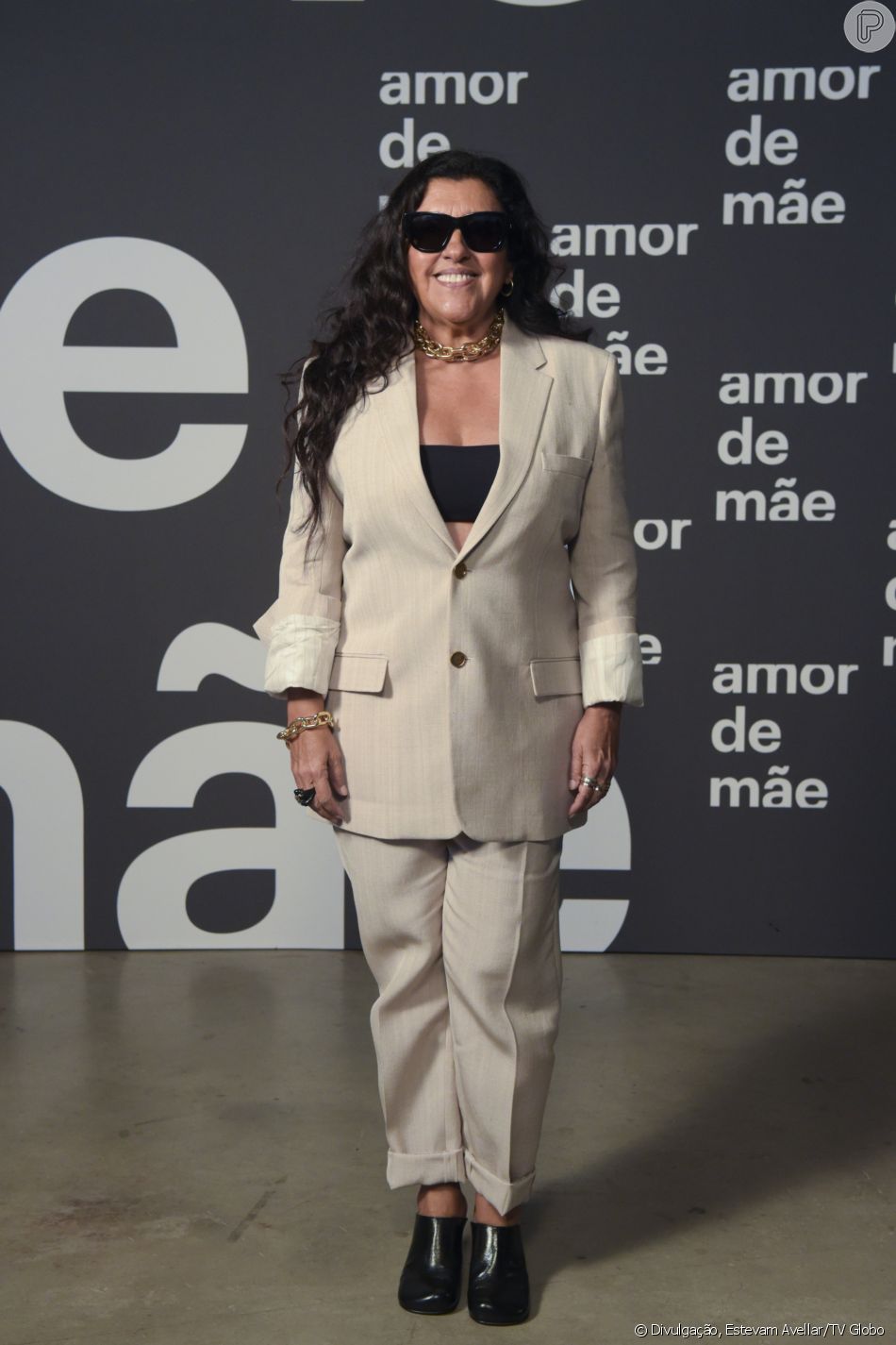 Moda das famosas na festa da novela 'Amor de Mãe': Regina Casé usa conjunto monocromático