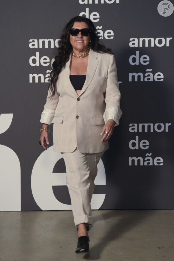 Moda das famosas na festa da novela 'Amor de Mãe': Regina Casé usa terno combinando e top