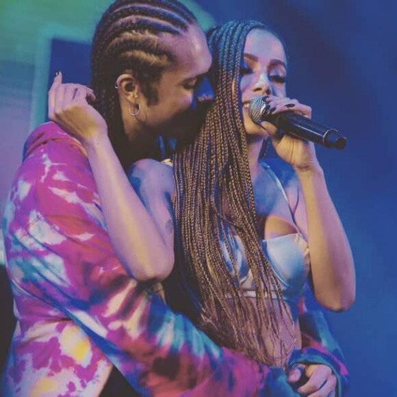 Anitta e Vitão teriam se envolvido durante divulgação do hit 'Complicado'. 'Já ficamos algumas vezes, mas nada sério', assumiu o cantor