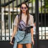 Saia jeans fashionista: modelo com drapeado lateral é muito estiloso para o próximo verão
