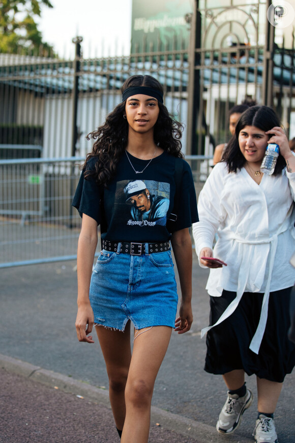 Saia jeans: combine o modelo curtinho com camisetas com estampa de banda ou famosos