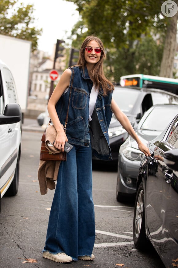 Colete jeans: aposte na terceira peça que conquistou os looks do street style para looks de verão superestilosos