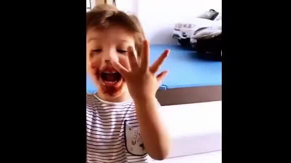 Filho de Andressa Suita e Gusttavo Lima, Gabriel mostrou para a mãe as mãos e a carinha cheias de chocolate: 'Lindo!'
