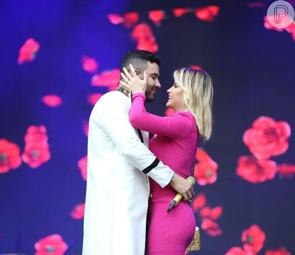 Gusttavo Lima recebeu a mulher, Andressa Suita, no palco durante show nos EUA e pediu pelo terceiro filho