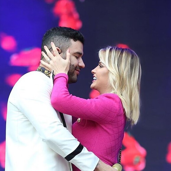 Gusttavo Lima recebeu a mulher, Andressa Suita, no palco durante show nos EUA e pediu pelo terceiro filho