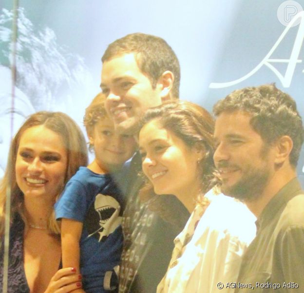 Filho de Sophie Charlotte e Daniel de Oliveira, Otto, de 3 anos, se divertiu em passeio com os pais em shopping do Rio neste sábado, 9 de novembro de 2019