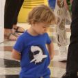 Filho de Sophie Charlotte e Daniel de Oliveira, Otto, de 3 anos, usou uma camisa divertida durante o passeio com os pais