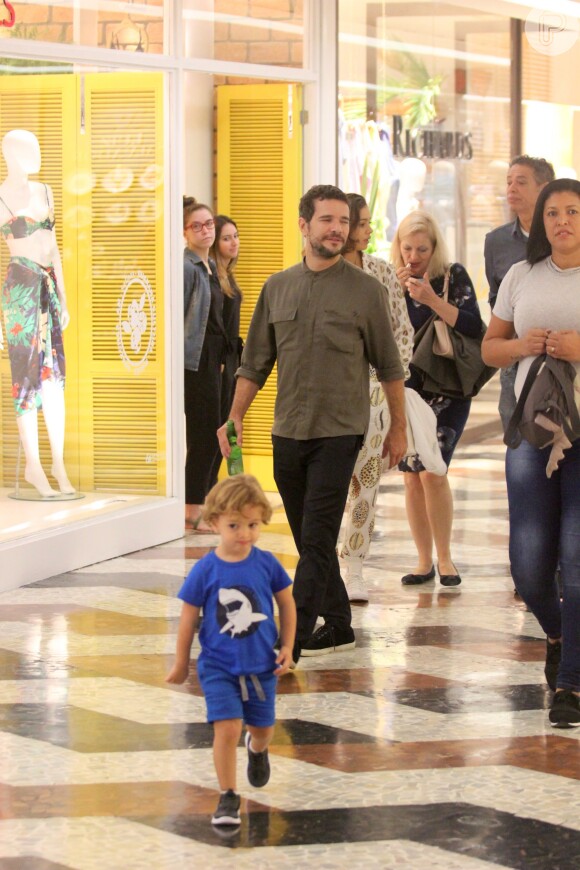 Filho de Sophie Charlotte e Daniel de Oliveira, Otto, de 3 anos, foi observado de perto pelo pai e pela mãe em passeio pelo shopping da Gávea, Zona Sul do Rio de Janeiro